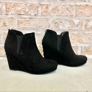 Daisy Fuentes Romance wedge bootie